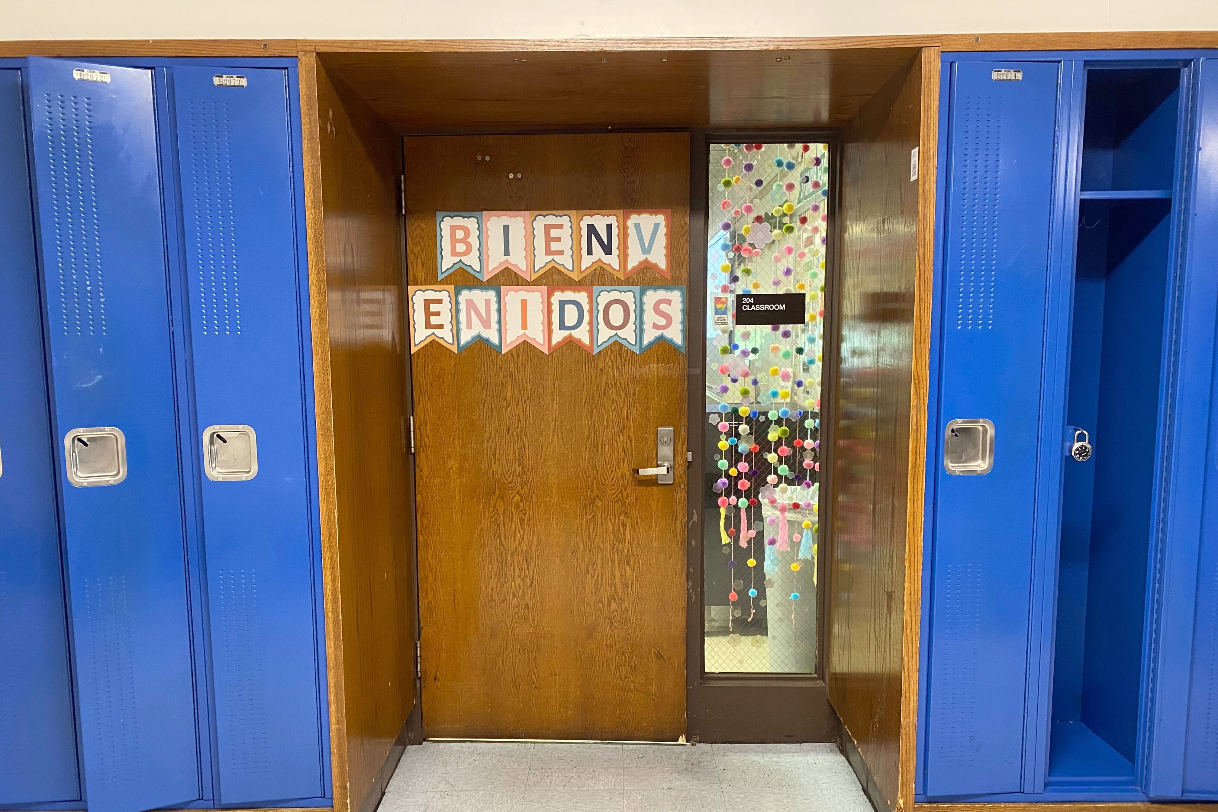 A classroom door welcomes students in Spanish at Kenwood Academy in Hyde Park.