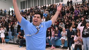 Conoce a Caleb Flores, el maestro bilingüe de Colorado que ganó un ‘Oscar de Enseñanza’